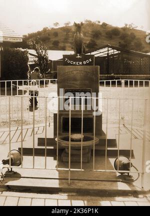 Die Statue des Hundes auf dem Tucker-Kasten in der Nähe von Gundagai (Bildhauer Frank Rusconi), wie sie 1971 war. Der Hund auf der Tucker Box wurde als ``s Australiens berühmtestes Pionierdenkmal beschrieben und steht 9 (oder 5 nach einigen Quellen) Meilen von Gundagai, Australien entfernt. Über 3000 Personen nahmen an der offiziellen Enthüllungszeremonie von Premierminister Joseph Lyons im Jahr 1932 Teil. Stockfoto